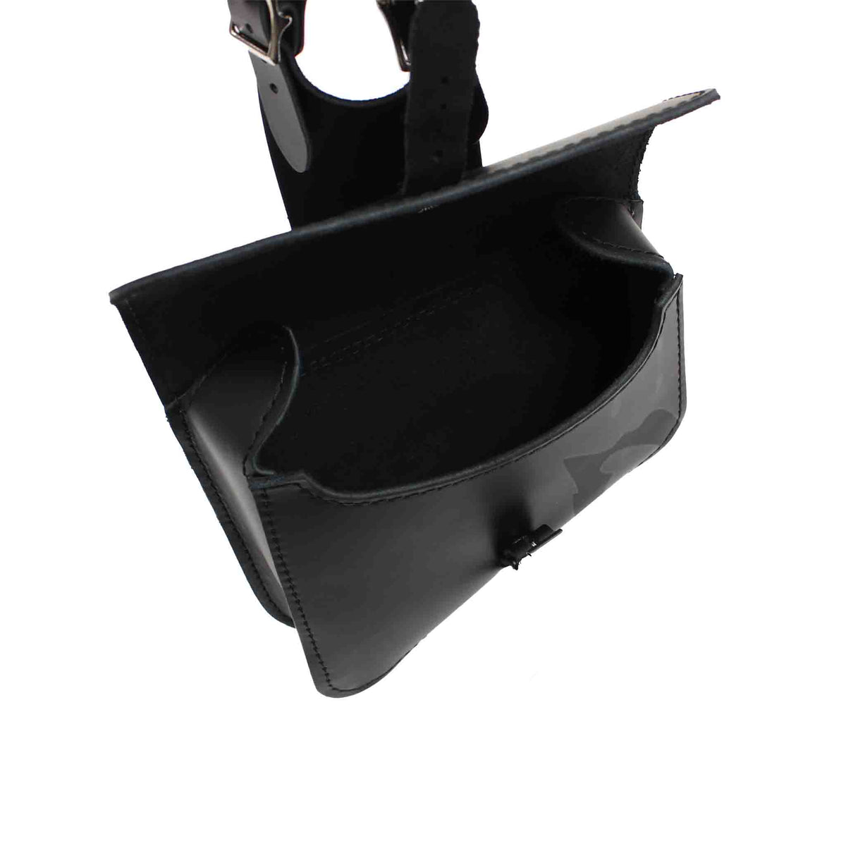 Upgrade your Harley-Davidson® Dyna with the DBB011 Dyna Strap On Battery Bag. Hand crafted in USA with premium leather and top quality hardware. Durable and stylish, it's the perfect fit for your motorcycle.