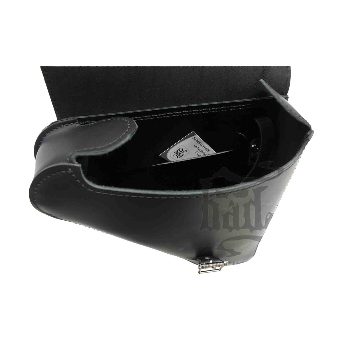 Upgrade your Harley-Davidson® Dyna with the DL03 Dyna Left Side Solo Bag. Hand crafted in USA with premium leather and top quality hardware. Durable and stylish, it's the perfect fit for your motorcycle.