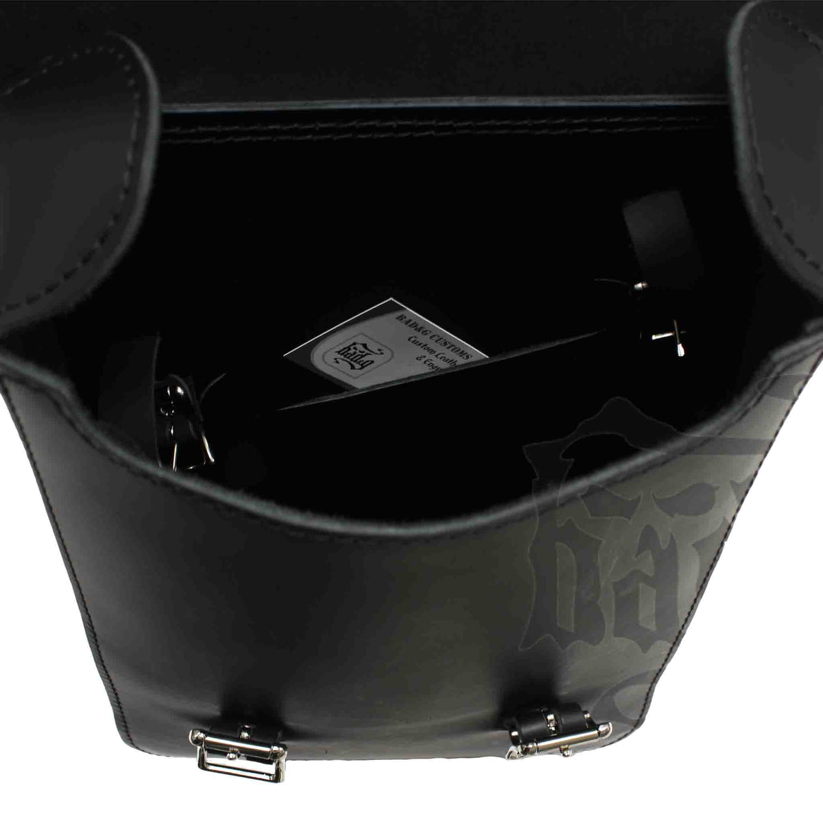 Upgrade your Harley-Davidson® Softail with the SHR04 Right Side Swingarm Solo Bag. Hand crafted in USA with premium leather and top quality hardware. Designed to fit all Pre-2017 Harley-Davidson® Softail models*. Durable and stylish, it features easy installation and it's the perfect fit for your motorcycle.